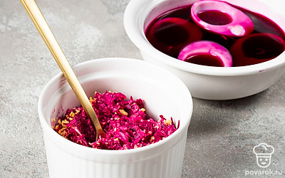 Оформите фаршированные яйца. Белки замочите в соке свеклы в течение 15-20 минут, чтобы они приобрели легкий розоватый оттенок. Наполните их смесью свеклы и сыра. Сверху выложите кусочки рыбы.