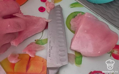 Режем куриную грудку, чистим картошку.