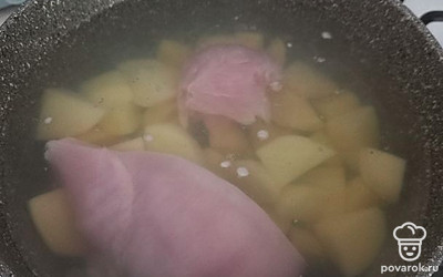 Отвариваем до готовности. После того, как мясо сварилось, режем его на мелкие куски и добавляем обратно в суп. 