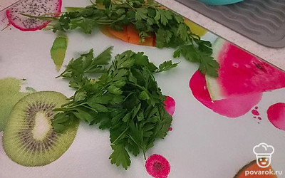 Бульон приправляем специями и приправами по вкусу. За 5 минут до готовности добавляем лапшу и лимонную кислоту. В конце нарезаем петрушку, выкладываем в суп. Закрываем крышкой и оставляем так на пару минут. 