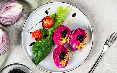 Готовое блюдо подайте на небольшой тарелке. Посыпьте сверху желтком.