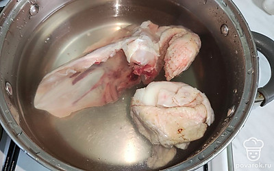 Отварите бульон на куриных косточках. После закипания варите 40 минут на слабом огне, затем достаньте мясо из бульона.