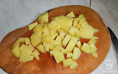 Картофель нарежьте кубиком и добавьте в бульон.