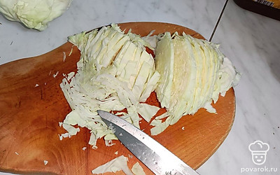 Капусту нашинкуйте. После закипания картофеля выложите в бульон.