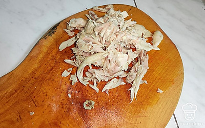 Мясо отделите от костей и верните в кастрюлю.