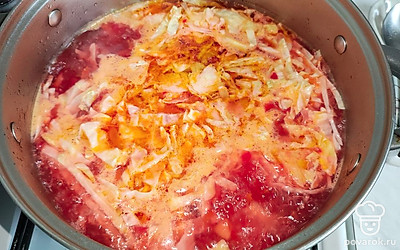 Добавте в кастрюлю мелко нарезанный репчатый лук, свеклу и морковь, натертую на крупной терке.