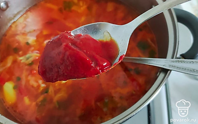 Приправьте томатной пастой, перемешайте. Варите на слабом огне 5-7 минут.
