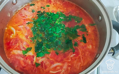 Свежую зелень мелко нарежьте и добавьте в борщ. Посолите по вкусу. Выключите газ.