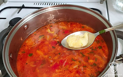 Выложите тертый чеснок, перемешайте.