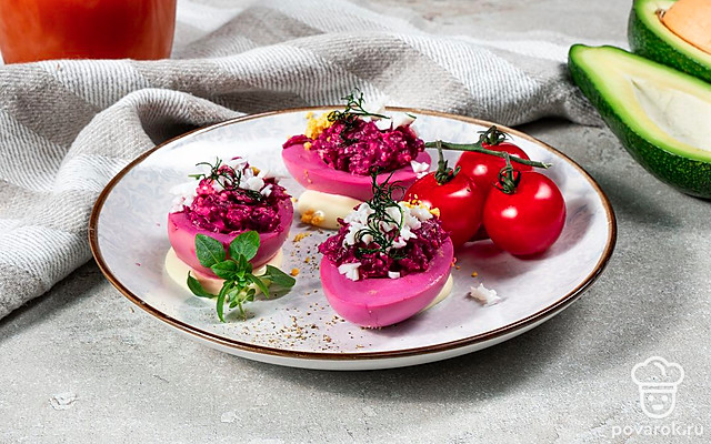 Яйца, фаршированные свеклой — Рецепт с фото