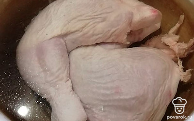 Мясо кладем в холодную воду, доводим до кипения и снимаем пену. В бульон добавляем соль, лавровый лист, перец. Варим бульон 40 минут. 