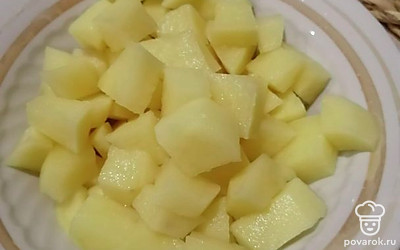 Почистите картофель. Когда мясо будет готово, добавляем в бульон нарезанный картофель. Мясо вынимаем.