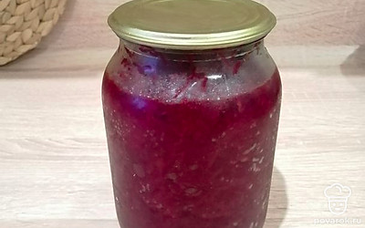 Сразу же добавляем борщевую заправку. Варим ещё 10-15 минут.