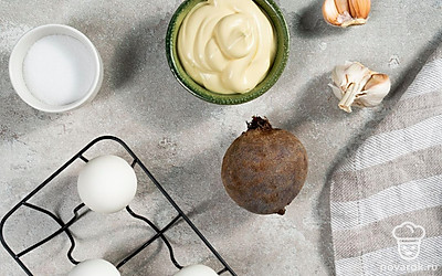 Подготовьте продукты для закуски. Свеклу помойте, срежьте кочерыжку и хвостик. Чеснок почистите.