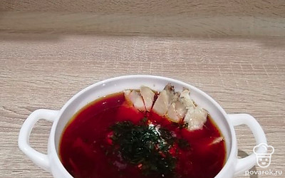 Подаём горячим, добавив сметану, мясо и свежую зелень. Приятного аппетита! 