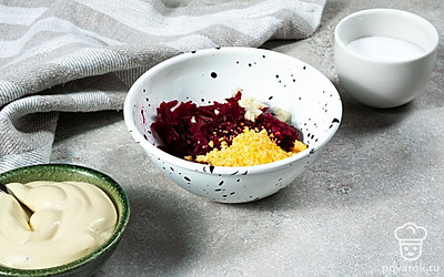 Зафаршируйте яйца. Выложите яйца в холодную воду. Доведите до кипения на сильном огне. Затем огонь убавьте до среднего, варите 10 минут вкрутую. Переложите в миску с ледяной водой, почистите. Разрежьте вдоль на две равные половинки. Желток измельчите, добавьте к свекле с чесноком. Посолите. Заправьте майонезом. Маленькой ложкой выложите начинку в пустые яичные белки.