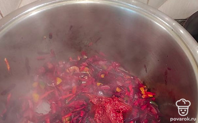 Добавить нарезанную морковку, перец, свеклу, томатную пасту. 