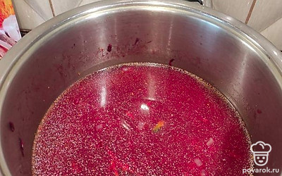 Добавить бульон. Варить 10 минут. 