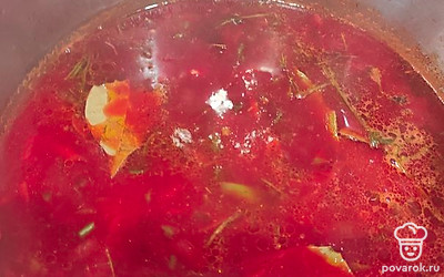 Выложить нарезанную картошку, ботву, сахар, соль. Варить до готовности. 