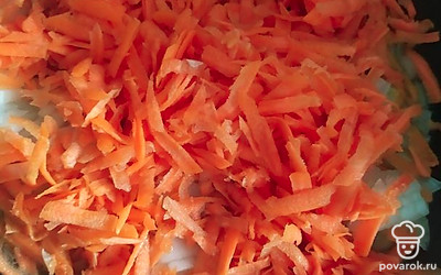 Лук порезать кубиком, морковь натереть на крупной терке. Обжарить на сковороде с минимальным количеством растительного масла. 