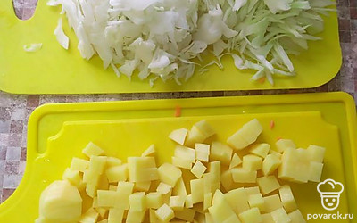 Капусту мелко нашинковать, картошку порезать кубиками и промыть водой.