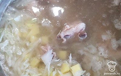 Как сварилось мясо, добавить капусту и картошку.