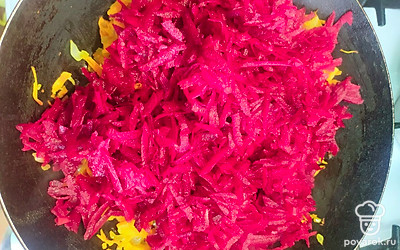 В сковороду выложить натертую на крупной терке свеклу. Потушить немного, чтобы сохранить цвет для борща.