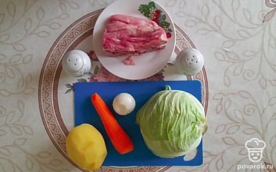 Очистите картофель и морковь от кожуры, снимите шелуху с репчатого лука, вымойте капусту.