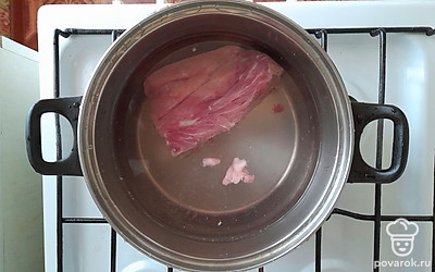 Свиные ребра залейте водой и поставьте на огонь. Доведите до кипения, посолите и снимите образовавшуюся пену. Варите 1 час. 