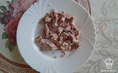 Выньте ребра из бульона и отделите мясо от костей.