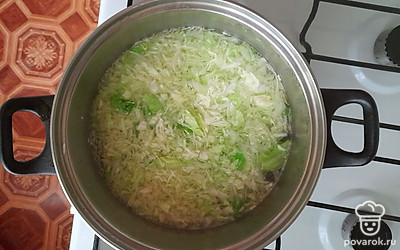 Добавьте капусту в бульон и варите 5 минут.