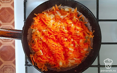 Пока капуста варится, сделайте зажарку. Разогрейте сковороду, влейте растительное масло и добавьте овощи. Жарьте до золотистого состояния.