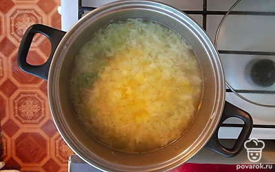 Отправьте картофель к капусте и варите 15 минут. 