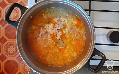 Добавьте в суп лавровый лист, зажарку и мясо. Поперчите и варите еще 5-7 минут.