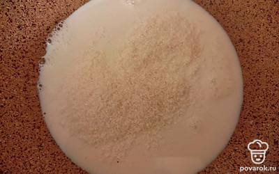 В сотейник или кастрюлю влейте молоко и всыпьте кокосовую стружку, доведите смесь до кипения. Если Вы решите готовить соус на кокосовом молоке, то разведите его водой 2:1, возьмите 2 части кокосового молока и одну часть воды.