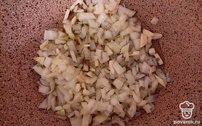 Помойте и очистите лук и чеснок. Нарежьте их очень мелко и обжарьте с оливковым или кокосовым маслом. Имейте ввиду, что чеснок поджаривается гораздо быстрее, поэтому добавляйте его в сковороду, когда лук уже начнет изменять свой цвет.
