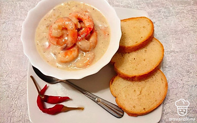 Подавайте креветки в молочно-кокосовом соусе к столу горячими.