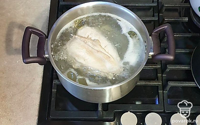 Куриное филе промойте, положите в кастрюлю и залейте холодной водой. Варите на среднем огне.