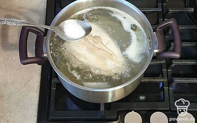 После закипания добавьте соль и томите 25 минут.