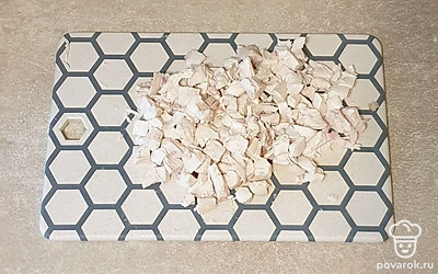 Готовое куриное филе достаньте и слегка остудите. Нарежьте небольшим кубиком.