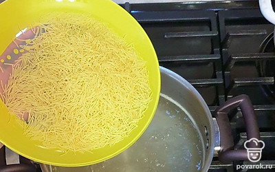 В бульон добавьте вермишель и варите три минуты.