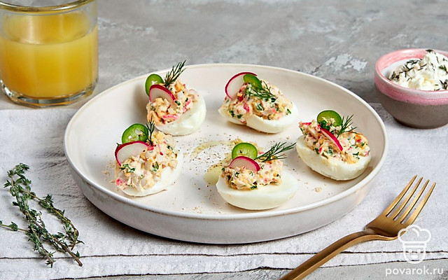 Яйца, фаршированные крабовыми палочками с заправкой — Рецепт с фото