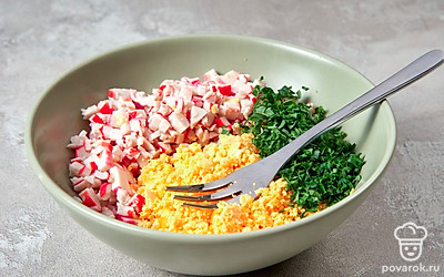 Сформируйте закуску. В миску к желткам выложите палочки и зелень, заправьте йогуртом, приправьте солью и перцем, перемешайте. Половинки яиц наполните крабовым салатом.