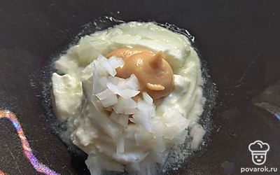 Сверху выложите нарезанный лук.