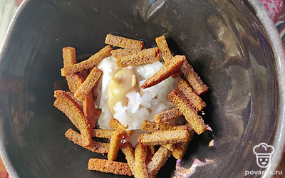 Добавьте сухарики. 