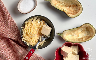 Приготовьте начинку. Соедините сыр, яйца и сливочное масло. По желанию можно добавить соль и приправы. Хорошо перемешайте.