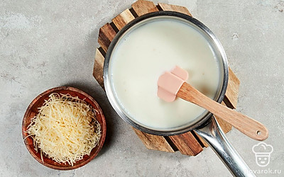 Приготовьте соус. В сотейнике обжарьте сливочное масло с мукой в течение 30 секунд, влейте постепенно молоко, постоянно помешивая. Доведите до кипения на среднем огне и добавьте сыр. Варите 4 минуты, добавьте соль и снимите с огня.