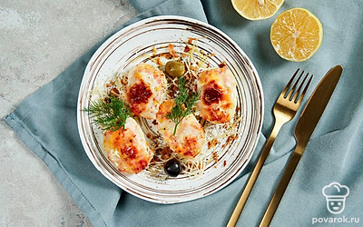 Подайте очень вкусные фаршированные яйца, присыпав их свежемолотой смесью перцев.