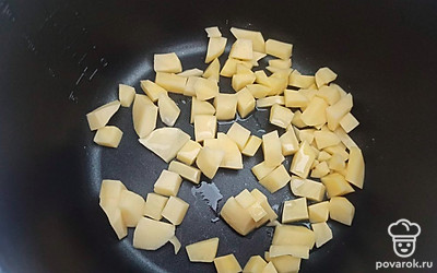 Картофель нарежьте кубиками и обжарьте на подсолнечном масле в чаше мультиварки 8 минут.