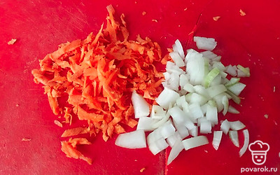 Лук нарежьте кубиками, морковь натрите на терке.
